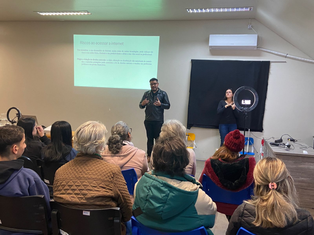 Segurança virtual é tema de palestra para comunidade surda em Chapecó